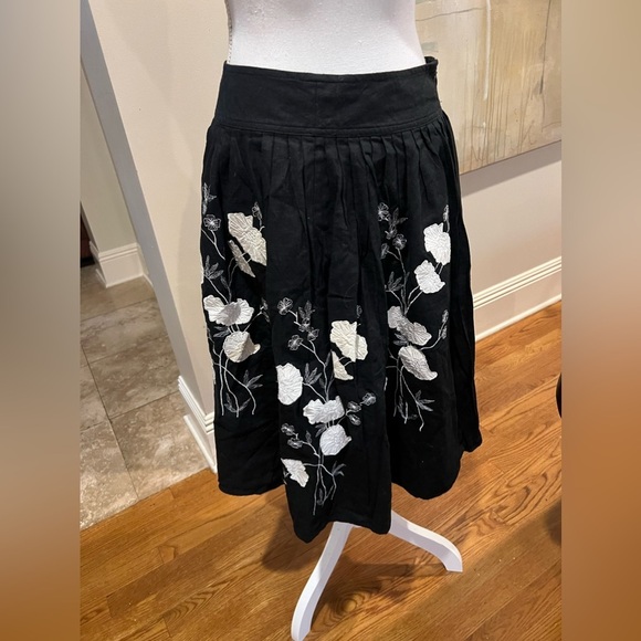 Carol Little embroidered black skirt, size 6 side zip excellent condition - Picture 4 of 11